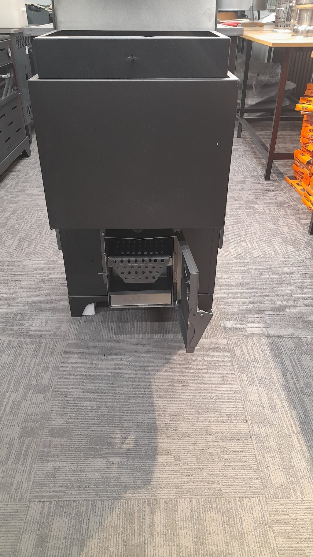 içi üzeri döküm 3 tarafı camlı pelet+odun yakan modelimiz