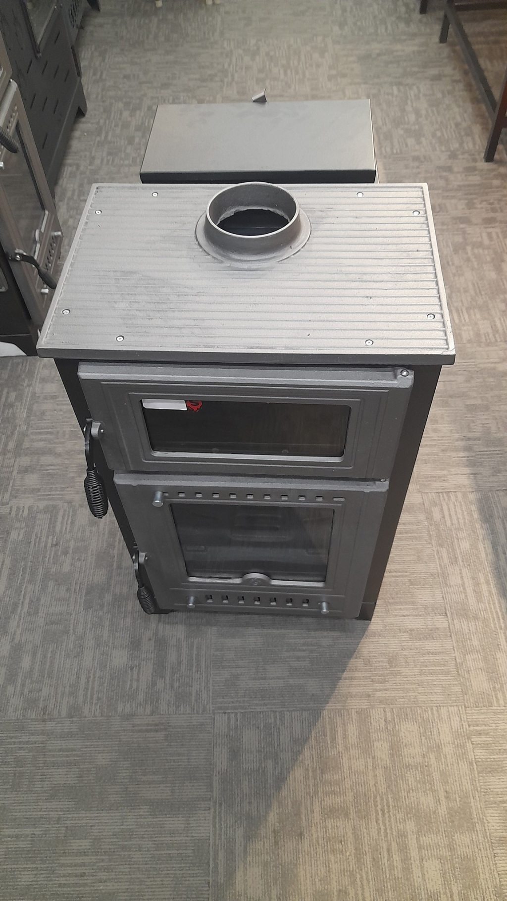 içi ve üzeri döküm odun+pelet yakan ön kısmı camlı modelimiz