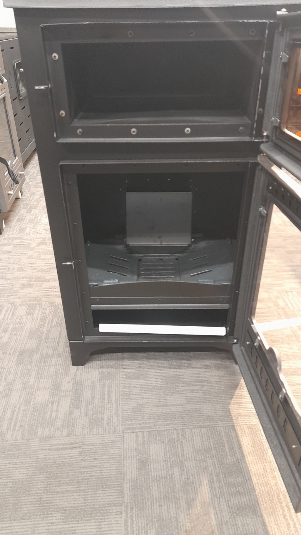 içi ve üzeri döküm odun+pelet yakan ön kısmı camlı modelimiz